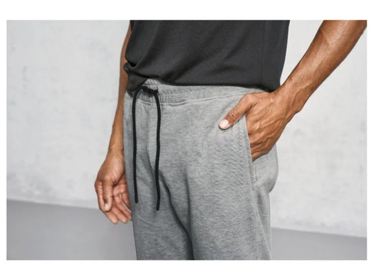 خرید اسلش مردانه کریویت Crivit رنگ طوسی با پارچه پشمی نرم و گرم، مناسب استایل روزمره و ورزشی سبک نمای جیب | صبامی