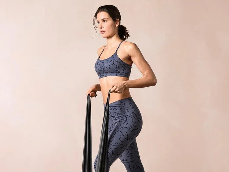 خرید نیم تنه ورزشی زنانه رنگ طوسی برند کریویت سبک با کشسانی بالا بدون پد نمای جلو