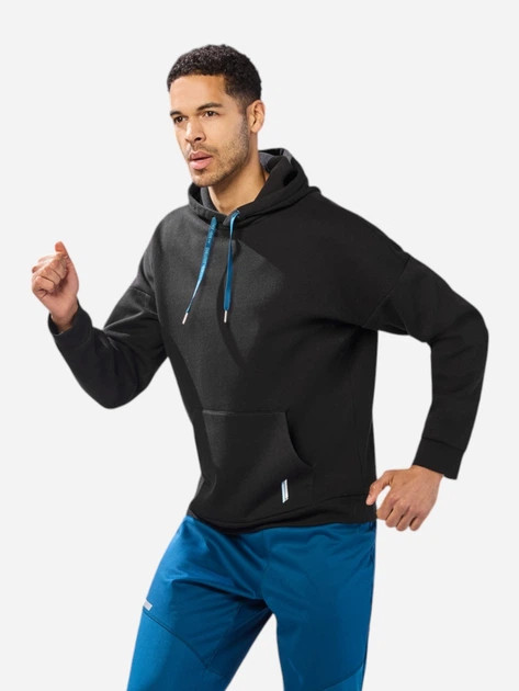 خرید هودی مردانه CRIVIT مشکی با پارچه نرم و گرم، کلاه با بند تنظیم و جیب جلو، مناسب استفاده روزمره و فعالیت در هوای آزاد نمای تنخور | صبامی