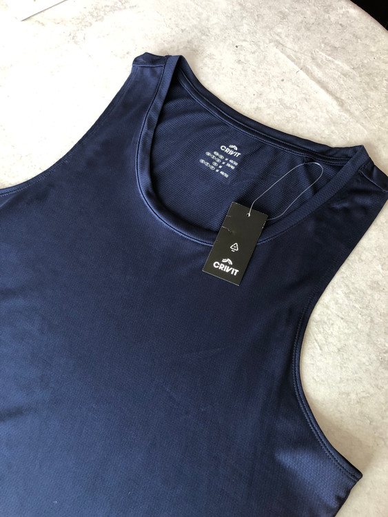 خرید رکابی ورزشی مردانه/برند کریویت/رنگ سرمه ای/جنس پلی استر/تنفس پذیر و خشک شونده سریع نمای یقه | صبامی