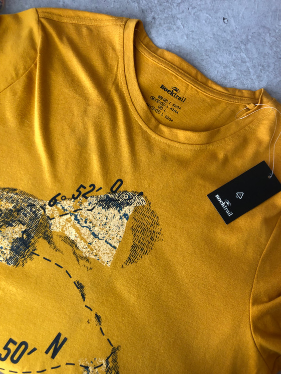 تیشرت مردانه نخی/برند راک تریل/رنگ خردلی/جنس پلی آمید و الاستان/خنک و سبک/نمای یقه/صبامی