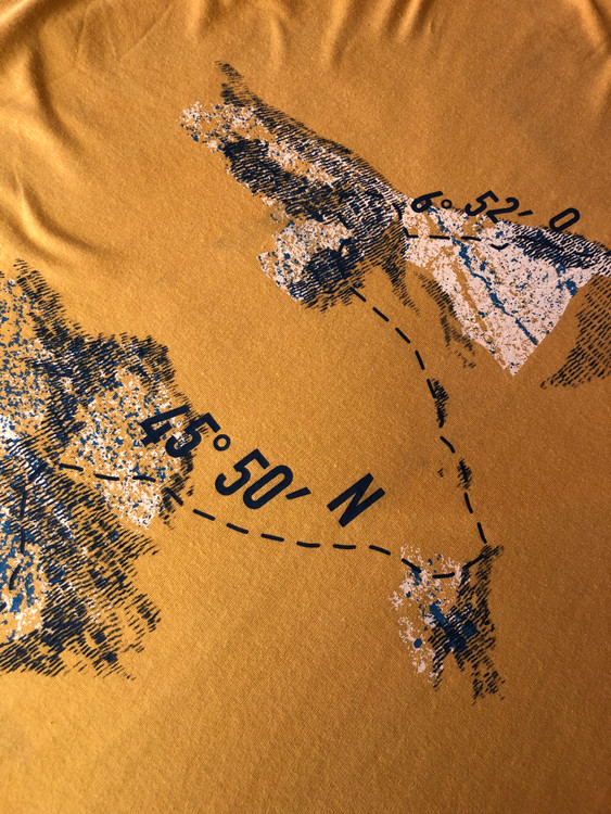 تیشرت مردانه نخی/برند راک تریل/رنگ خردلی/جنس پلی آمید و الاستان/خنک و سبک/نمای جلو/صبامی