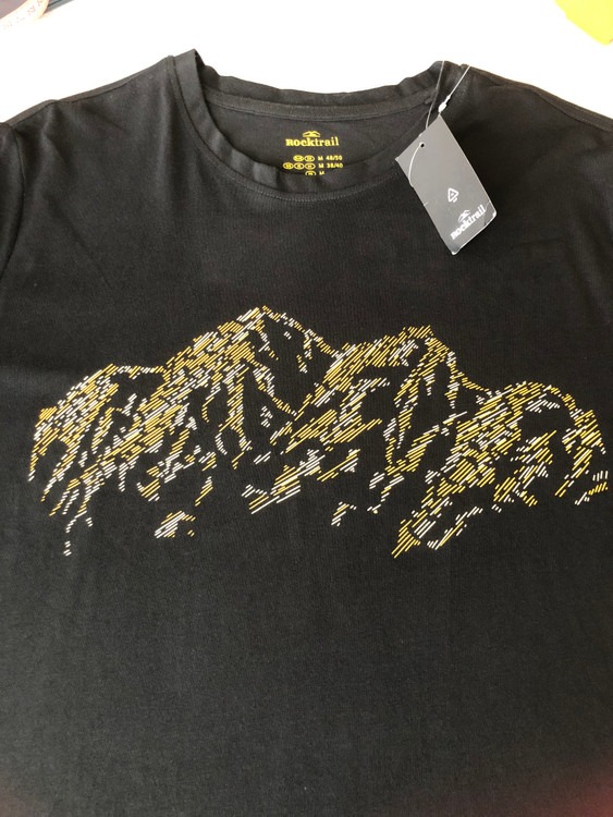 خرید تیشرت مردانه مشکی برند راک تریل جنس نخ و پلی استر نمای یقه | صبامی