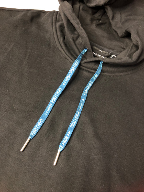 خرید هودی مردانه CRIVIT مشکی با پارچه نرم و گرم، کلاه با بند تنظیم و جیب جلو، مناسب استفاده روزمره و فعالیت در هوای آزاد نمای یقه | صبامی