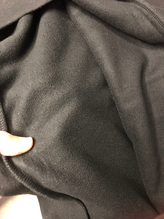 خرید هودی مردانه CRIVIT مشکی با پارچه نرم و گرم، کلاه با بند تنظیم و جیب جلو، مناسب استفاده روزمره و فعالیت در هوای آزاد نمای پارچه | صبامی