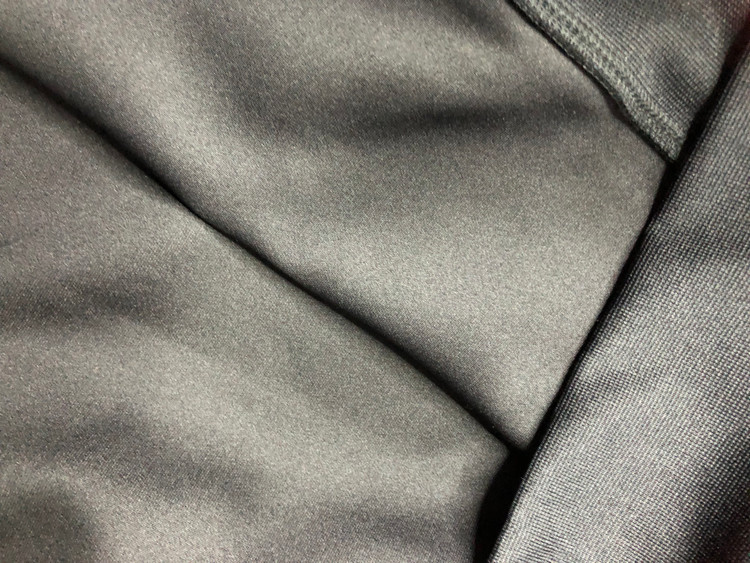 خرید هودی مردانه Crivit مشکی با پارچه تریکوی ضخیم و جیب کانگرو، کلاه با بند قابل تنظیم، مناسب استفاده روزمره و ورزش سبک نمای پارچه | صبامی