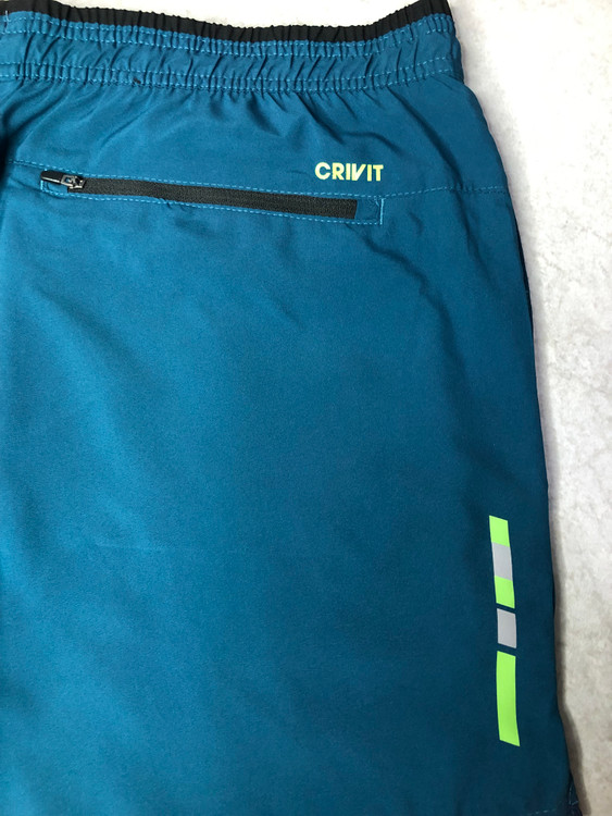خرید شلوارک ورزشی مردانه سبز Crivit آلمان با نوار شبنما و جیب زیپی پشتی نمای جیب | صبامی