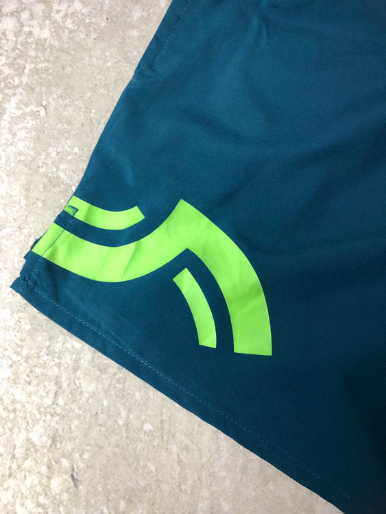 خرید شلوارک ورزشی مردانه سبز Crivit آلمان با نوار شبنما و جیب زیپی پشتی نمای آرم | صبامی