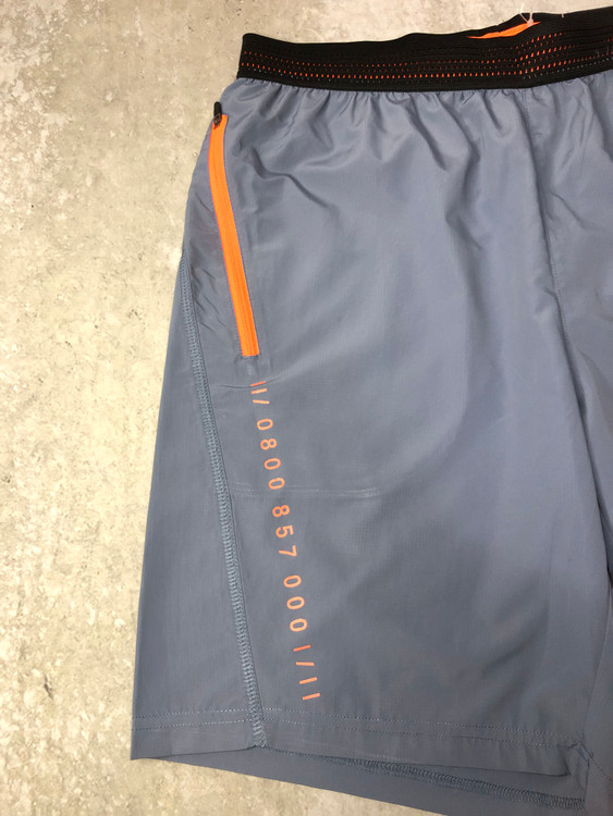 شلوارک ورزشی مردانه طوسی برند Crivit آلمان با جیب زیپی و پارچه سبک و تنفسپذیر نمای مارک