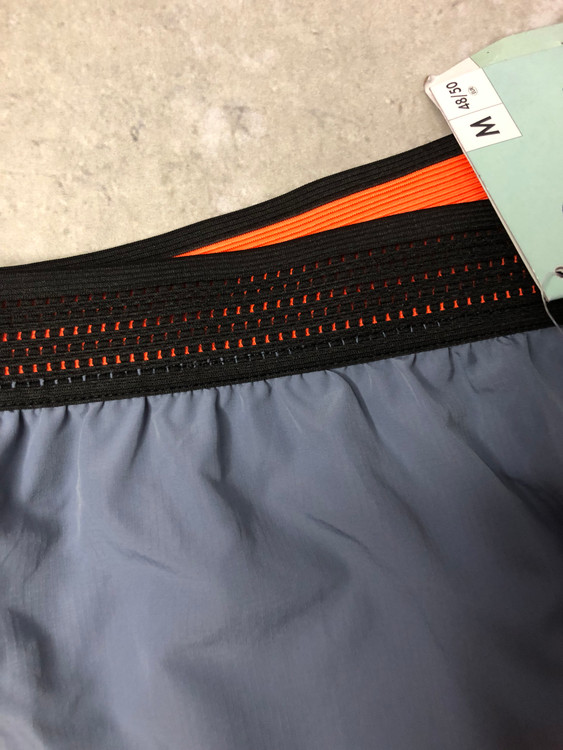 شلوارک ورزشی مردانه طوسی برند Crivit آلمان با جیب زیپی و پارچه سبک و تنفسپذیر نمای کمر