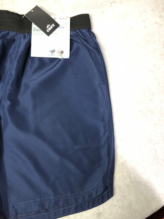 شلوارک ورزشی مردانه سرمهای برند Crivit آلمان با جیب زیپی و پارچه سبک و تنفسپذیر نمای آرم | صبامی