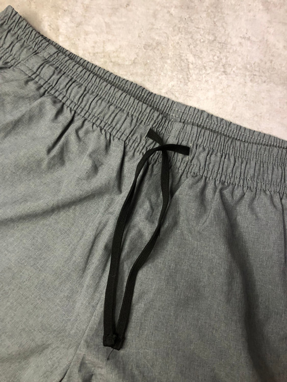 خرید شلوارک ورزشی مردانه طوسی برند Crivit آلمان با جیب زیپی، نوار شبنما و پارچه سبک پلیاستر نمای بند | صبامی