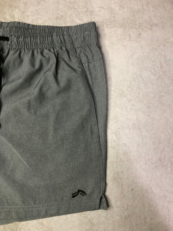 خرید شلوارک ورزشی مردانه طوسی برند Crivit آلمان با جیب زیپی، نوار شبنما و پارچه سبک پلیاستر نمای مارک | صبامی