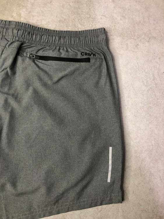 خرید شلوارک ورزشی مردانه طوسی برند Crivit آلمان با جیب زیپی، نوار شبنما و پارچه سبک پلیاستر نمای جیب | صبامی