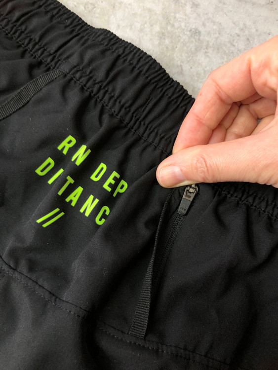 خرید شلوارک ورزشی مردانه کریویت (Crivit) آلمان – مشکی کشالهدار با آستر داخلی و زیپ YKK | نمای جیب | صبامی