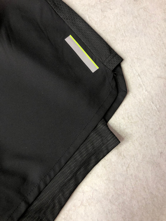خرید شلوارک ورزشی مردانه کریویت (Crivit) آلمان – مشکی کشالهدار با آستر داخلی و زیپ YKK | نمای پا | صبامی